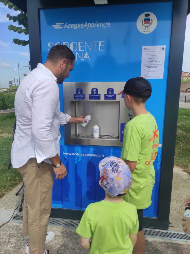 I bambini provano la Casa dell'Acqua installata a Pontelongo